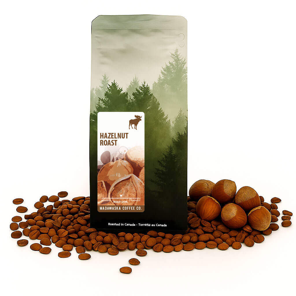 Paquet de café torréfié moyen aux noisettes, contenant des noisettes grillées et des grains de café.