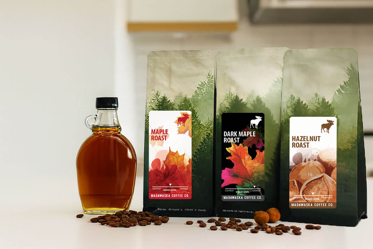 Cafés de spécialité riches sur un comptoir de cuisine avec du sirop d'érable et des noisettes